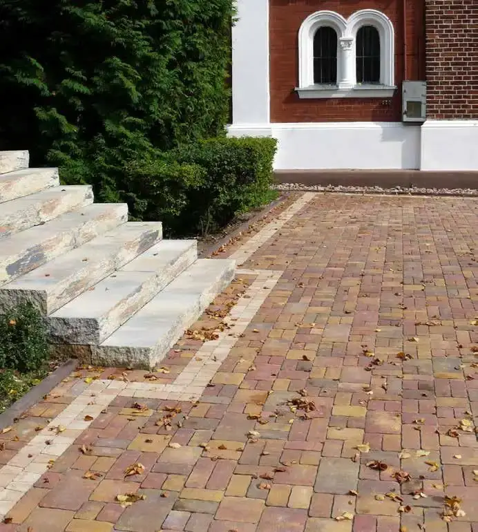 Kostka brukowa i schody przy wejściu do domu